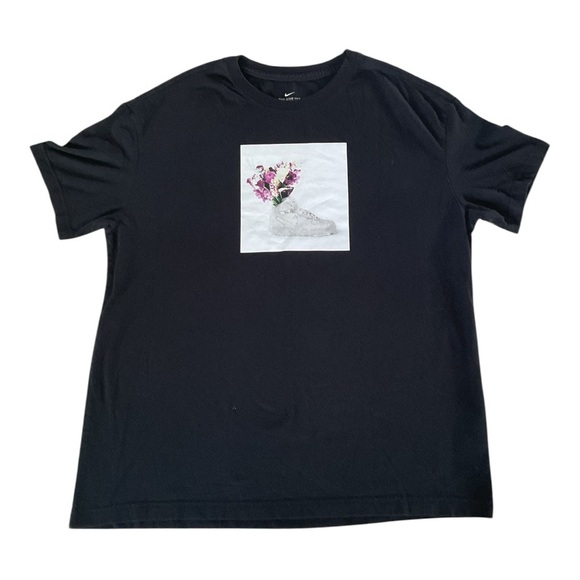 Nike Women’s Graphic Tee Black Floral Sneaker Sz L - Picture 1 of 6